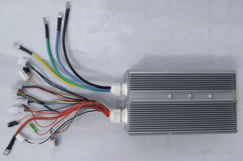 Cận cảnh IC điều tốc xe đạp điện với nhiều linh kiện điện tử nhỏ
