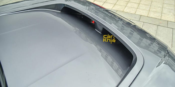 Cận cảnh logo chữ V phát sáng và đèn định vị LED của VinFast VF9