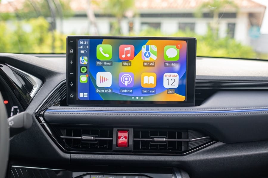 Cận cảnh màn hình và điều hòa tự động của Yaris Cross