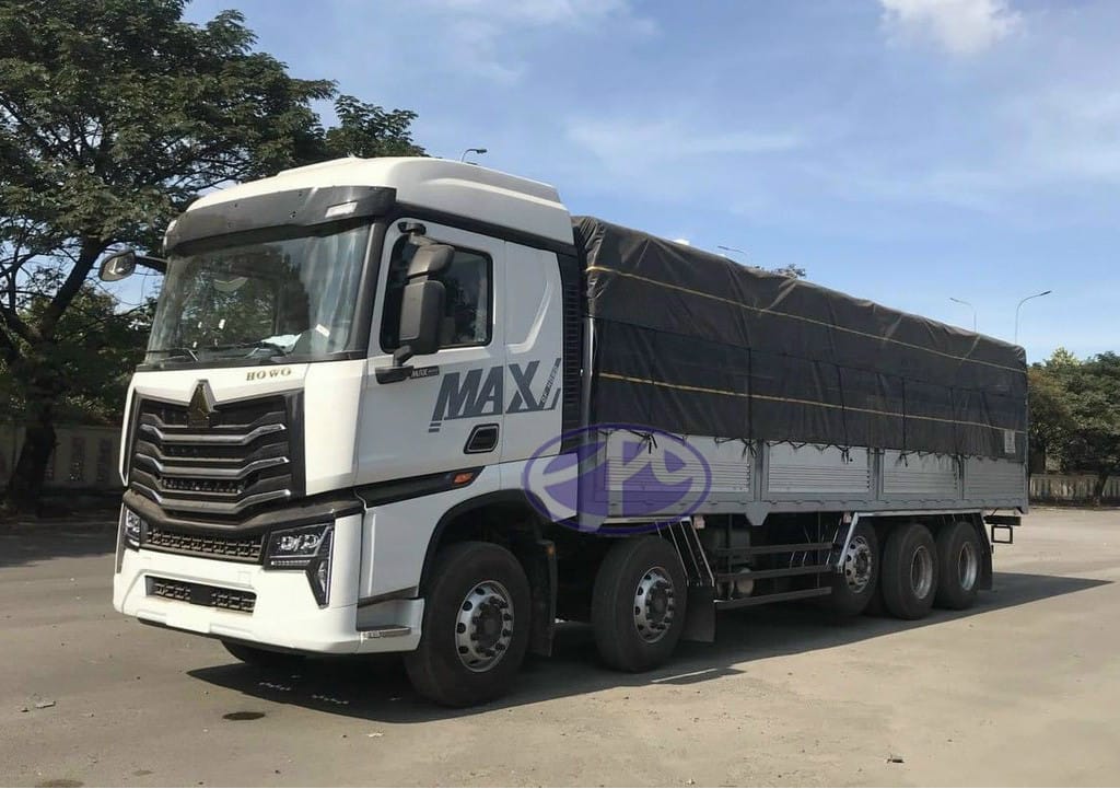 Cận cảnh mặt trước xe tải 5 chân Howo Max mạnh mẽ