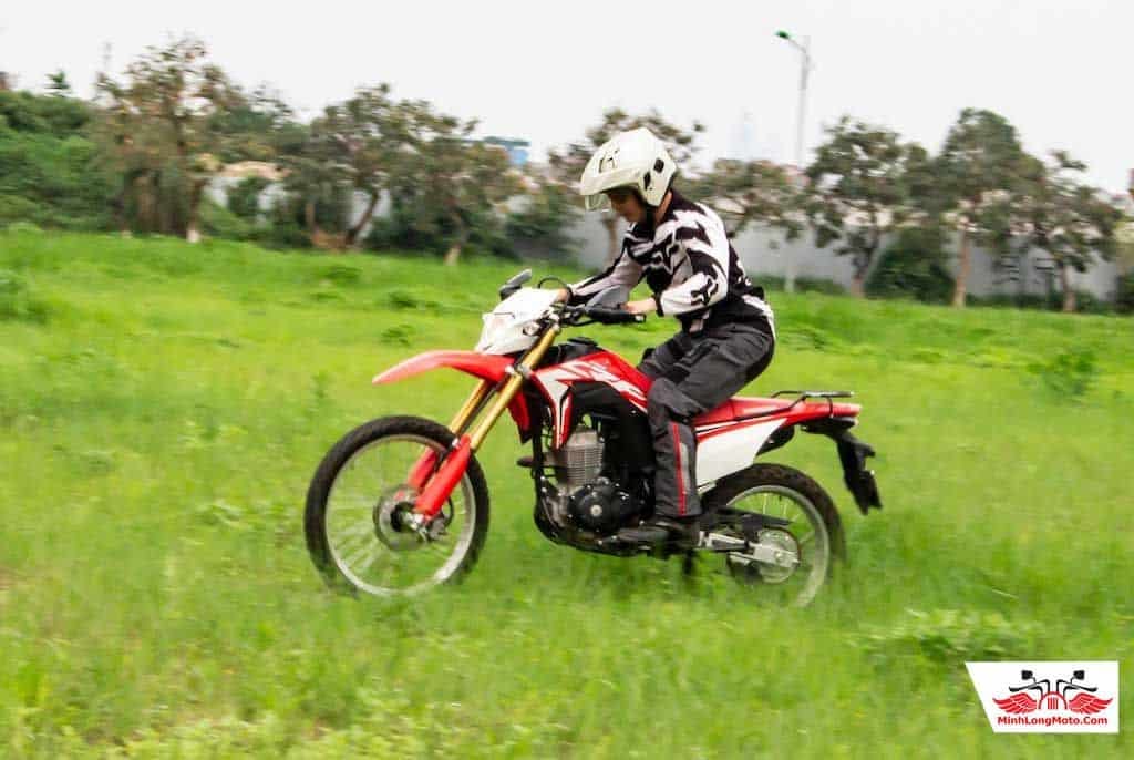 Cận cảnh mẫu xe cào cào Honda CRF150L màu trắng đỏ, sẵn sàng cho những cung đường khó