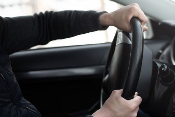 Cận cảnh ổ khóa và chìa khóa xe ô tô, minh họa nguyên nhân xe bị khóa vô lăng do lỗi chìa