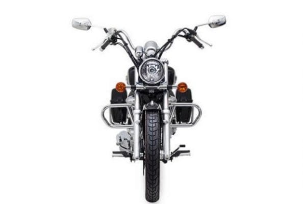 Cận cảnh phần đầu xe Suzuki GZ150-A cũ, làm nổi bật đèn pha và tay lái