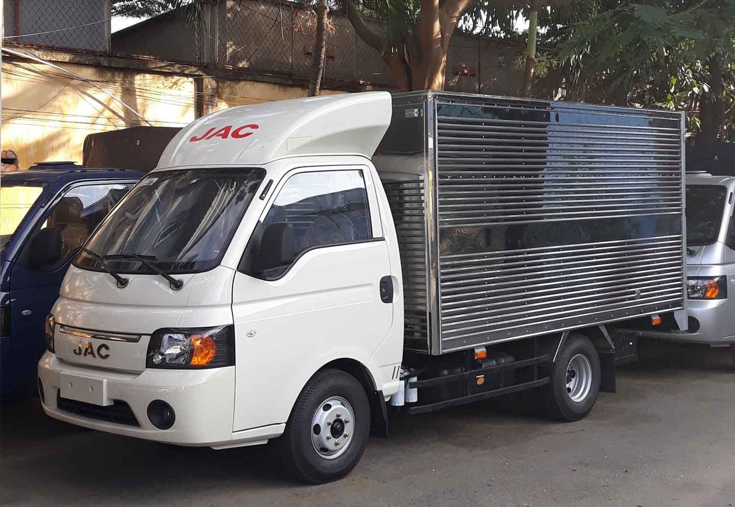 Cận cảnh phần đầu xe tải Jac X150 với đèn pha lớn, lưới tản nhiệt và logo đặc trưng