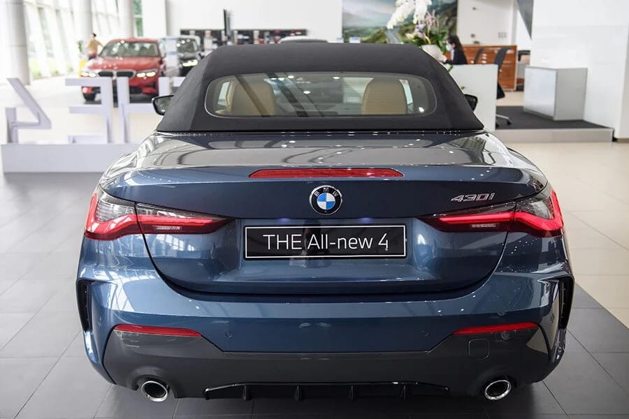 Cận cảnh phần đuôi xe BMW 430i mui trần với cụm đèn hậu LED chữ L cách điệu và ống xả kép thể thao.