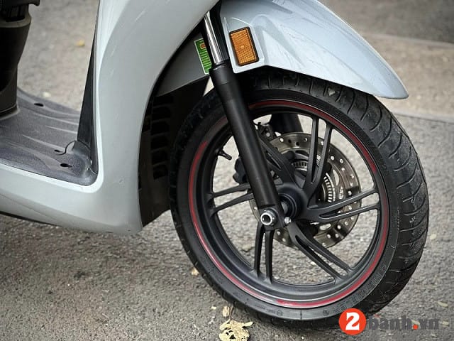 Cận cảnh phần gầm xe Honda SH 350i, thể hiện khoảng sáng gầm xe quan trọng cho việc di chuyển.