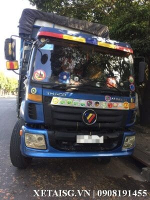 cận cảnh phần logo và lưới tản nhiệt của xe tải Thaco Auman 3 chân cũ