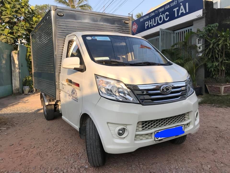 Cận cảnh xe tải Tera 100 thùng kín cũ đời 2021, thể hiện tình trạng xe còn rất mới và ít hao mòn