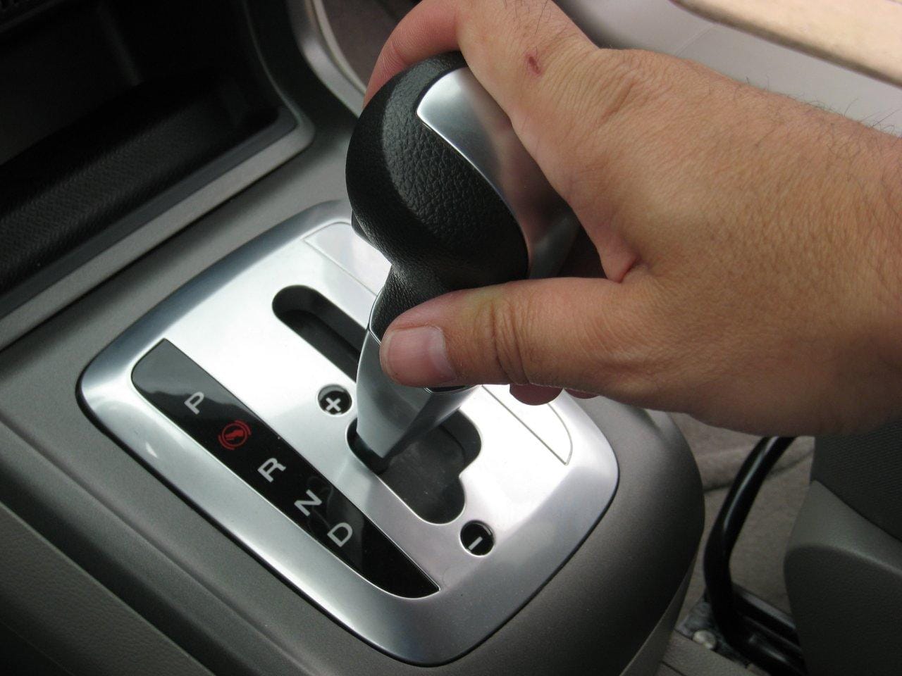 Cần số đang ở vị trí Mo (N) trước khi đề xe số