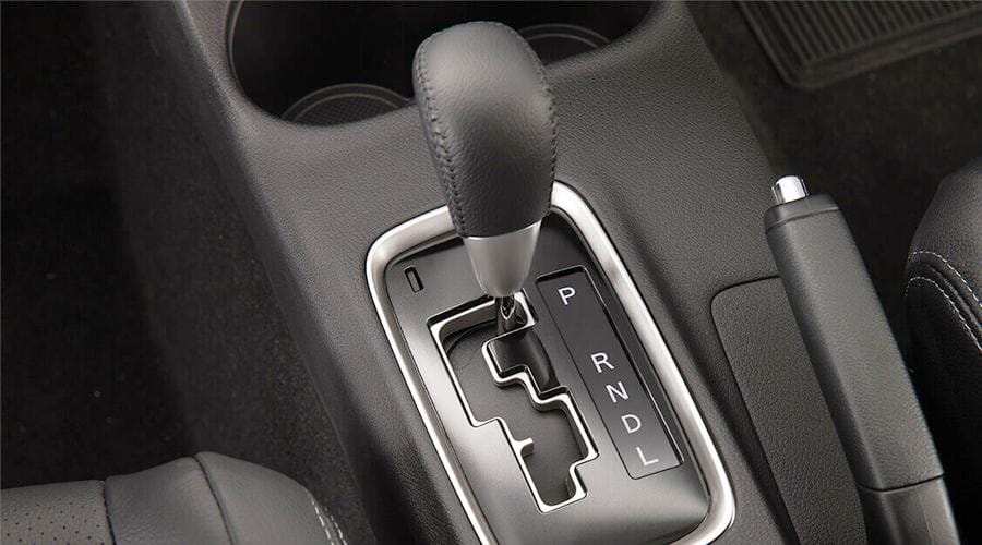 Cần số ở vị trí P (Park) trên xe số tự động trước khi khởi động