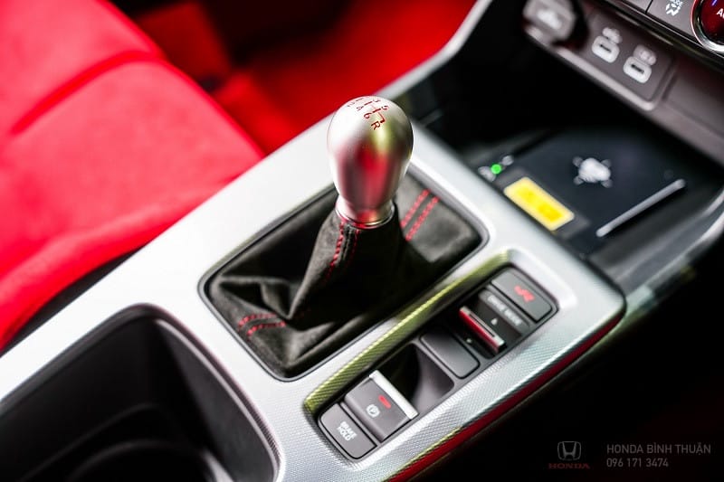 Cần số sàn 6 cấp của Civic Type R 2023, trung tâm điều khiển vận hành