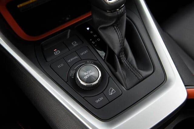 Cần số thiết kế hiện đại trên Toyota RAV4 2025
