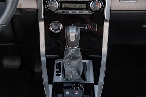 Cần số trên xe Toyota Veloz được trang bị hộp số tự động hiện đại