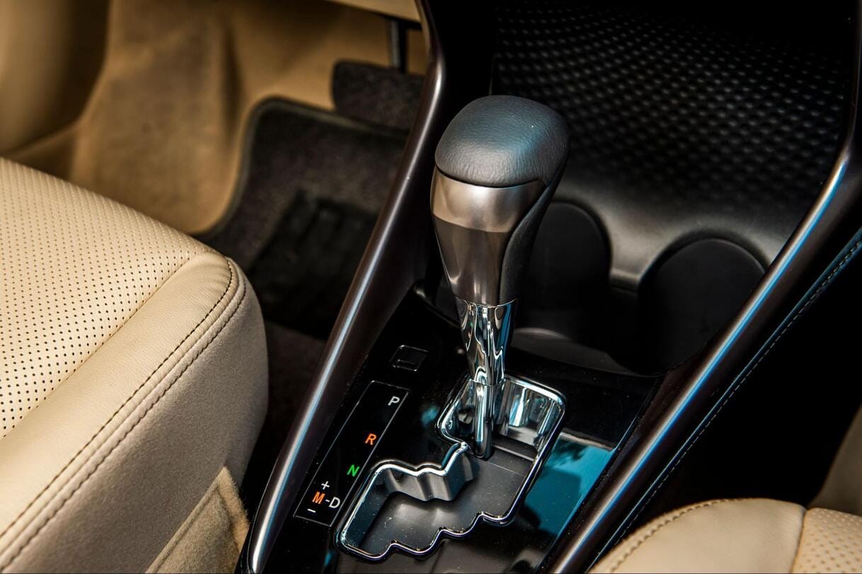 Cần số và khu vực điều khiển trung tâm Toyota Vios 1.5G CVT, thể hiện sự tiện nghi của các dòng xe Toyota