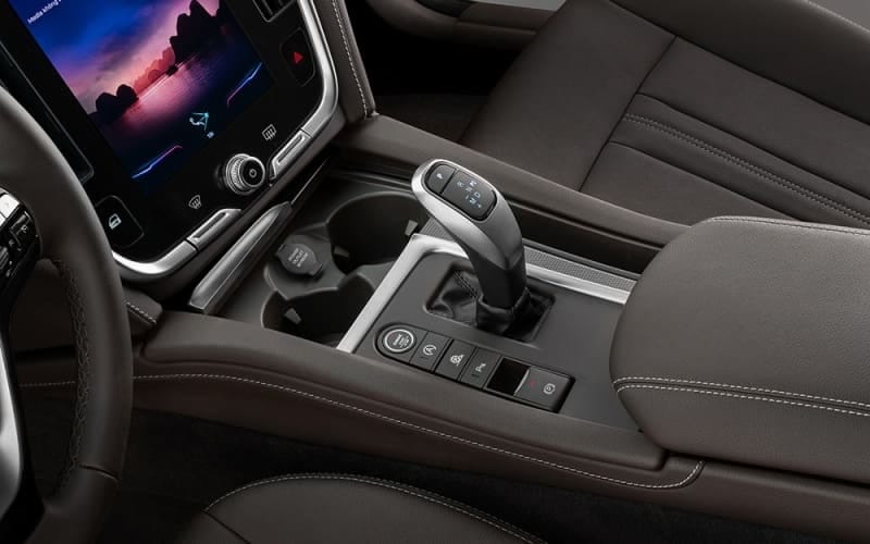 Cần số và nội thất xe ô tô số tự động (AT) thể hiện sự dễ dàng điều khiển
