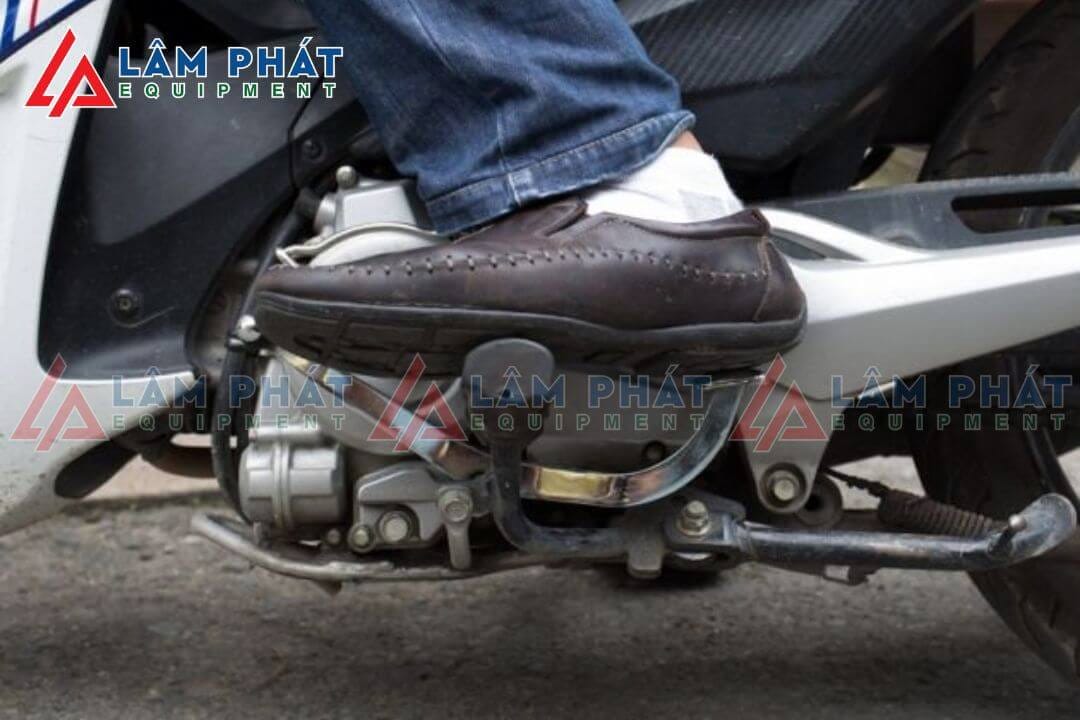 Cần số xe máy bị cứng có thể do nhiều nguyên nhân