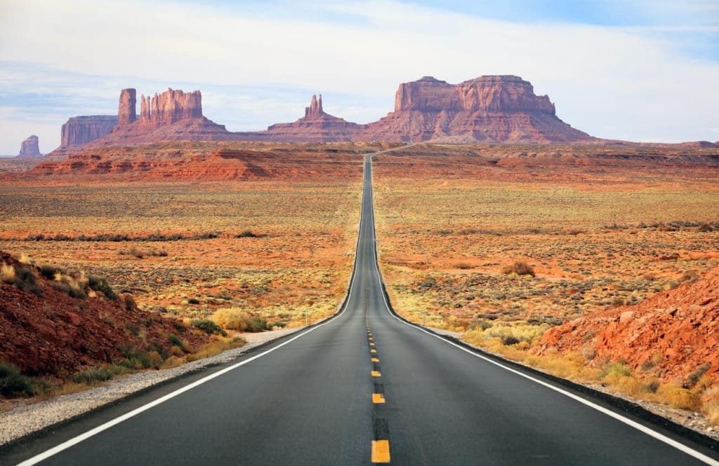 Cảnh quan Monument Valley ở Mỹ, nơi khoảng cách được tính bằng dặm và có thể đổi dặm sang km