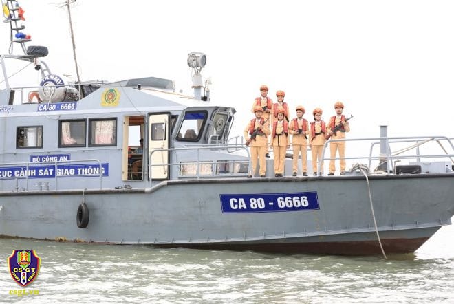 Cảnh sát đường thủy thực hiện nhiệm vụ, góp phần vào hệ thống giám sát giao thông nơi người dân có thể tra cứu biên bản vi phạm giao thông.