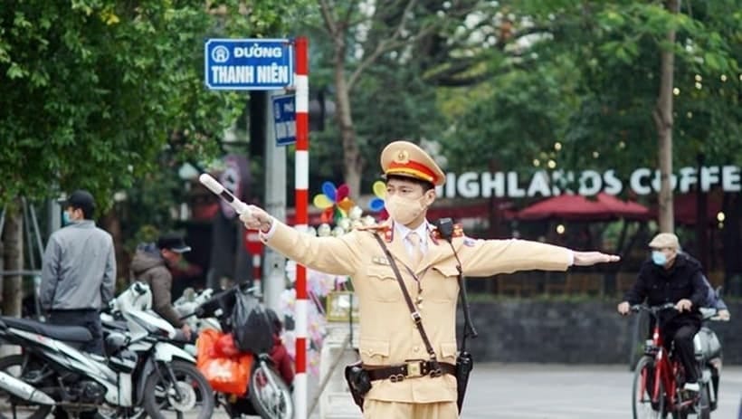 Cảnh sát giao thông chỉ dẫn được phép quẹo phải