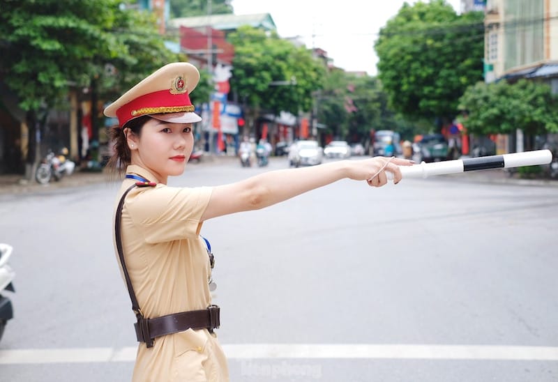 Cảnh sát giao thông đang điều tiết giao thông bằng các hiệu lệnh