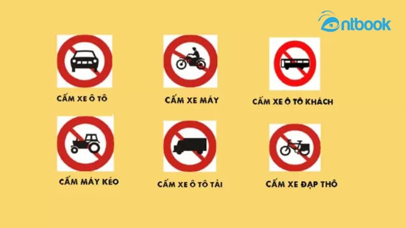 Cảnh sát giao thông đang xử phạt vi phạm quy định biển cấm máy kéo