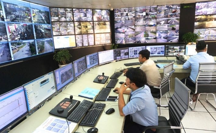 Cảnh sát giao thông kiểm tra dữ liệu từ hệ thống camera phạt nguội TP.HCM