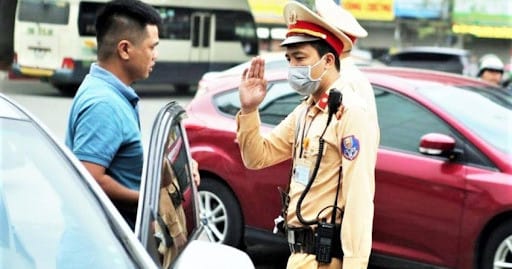 Cảnh sát giao thông kiểm tra giấy phép lái xe ô tô để đảm bảo tuân thủ luật