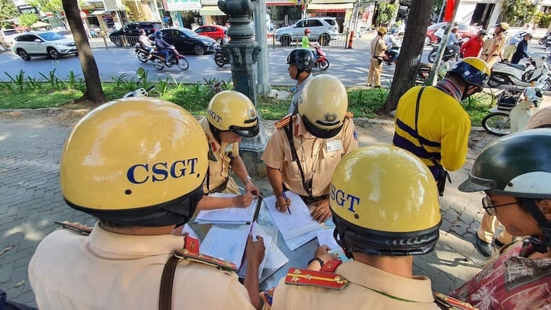 Cảnh sát giao thông kiểm tra giấy tờ, người điều khiển xe máy cần có bằng lái hợp lệ và đầy đủ hồ sơ gốc.