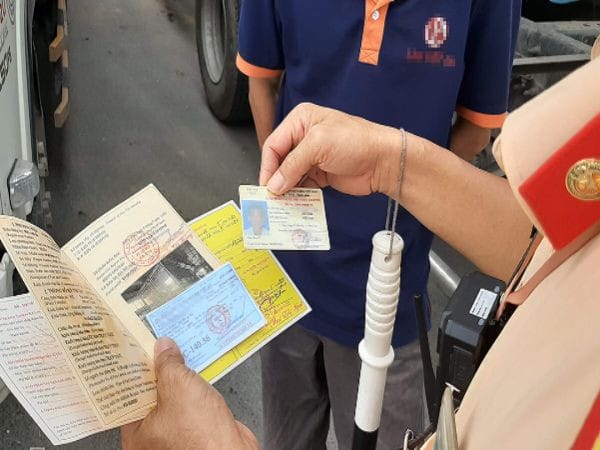 Cảnh sát giao thông kiểm tra giấy tờ xe máy