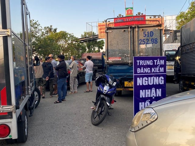 Cảnh sát giao thông kiểm tra giấy tờ xe tải, nhắc nhở về hậu quả của việc quá hạn chu kỳ đăng kiểm xe tải