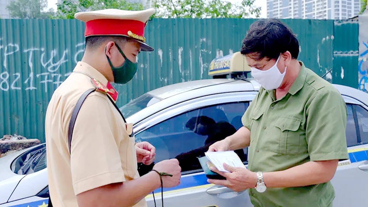 Cảnh sát giao thông kiểm tra giấy tờ, xử phạt lỗi không mang giấy tờ xe