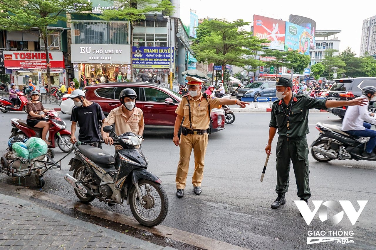 Cảnh sát giao thông kiểm tra xe máy thiếu gương chiếu hậu