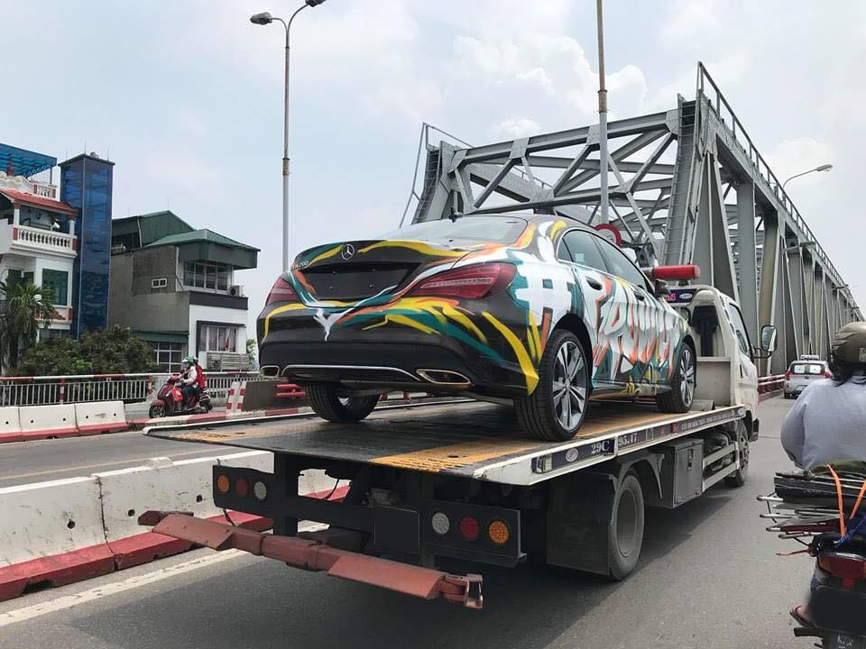 Cảnh sát giao thông kiểm tra xe ô tô được dán decal sai quy định