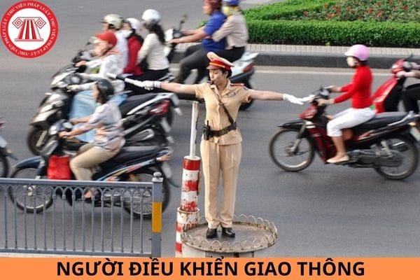 Cảnh sát giao thông và các thành phần được ủy quyền hướng dẫn giao thông trên đường bộ