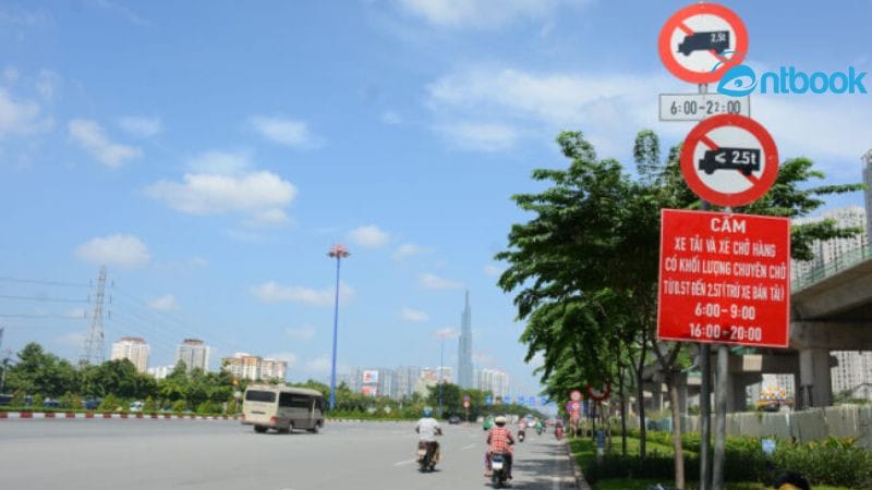 Cảnh sát giao thông xử phạt xe tải vi phạm biển báo cấm