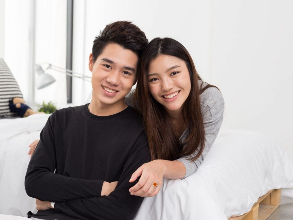 Cặp đôi đang lựa chọn màu sắc và phong cách xe phù hợp với cá tính của mình