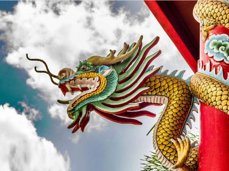 Cặp đôi hạnh phúc minh họa sự hòa hợp trong tình cảm của người sinh năm 2000
