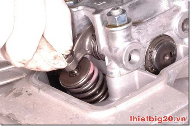 Cấu tạo bên trong bộ chế hòa khí gặp vấn đề làm cho xe máy bị hụt ga