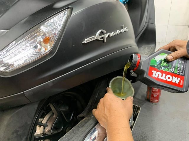 chai dầu nhớt Motul Scooter Expert LE 10W40 phù hợp xe tay ga grande