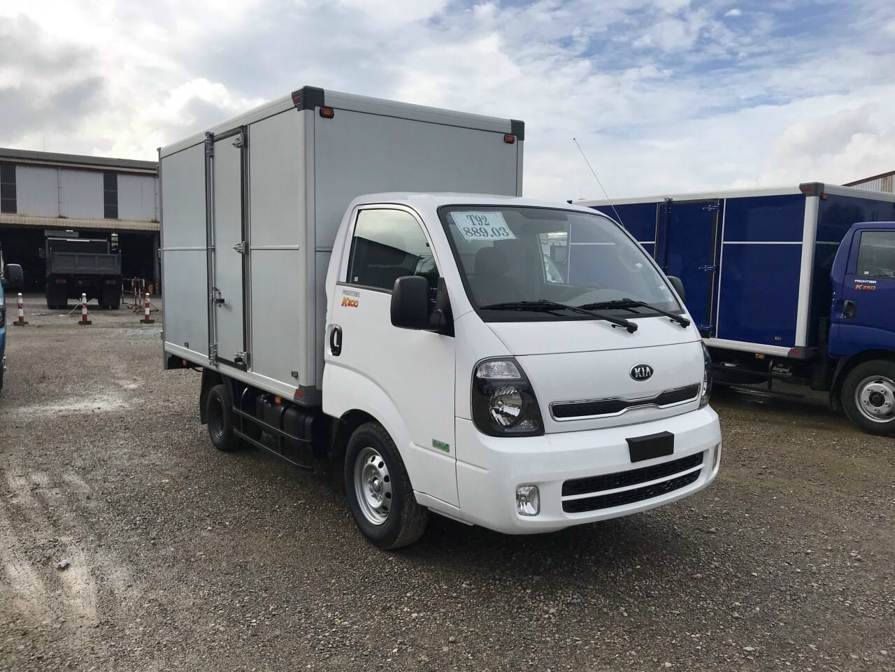 chat lieu inox 430 ben ngoai thung kin xe van tai Kia K200s