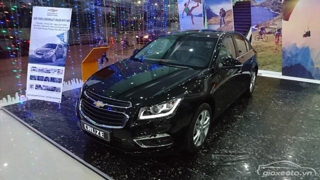 Chevrolet Cruze 5 chỗ màu đen, sedan hạng C thanh lịch