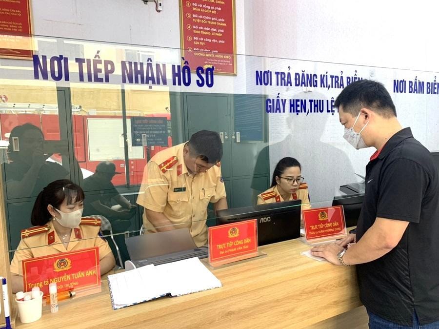 Chi phí chuyển quyền sở hữu xe máy, bao gồm các khoản thuế và lệ phí