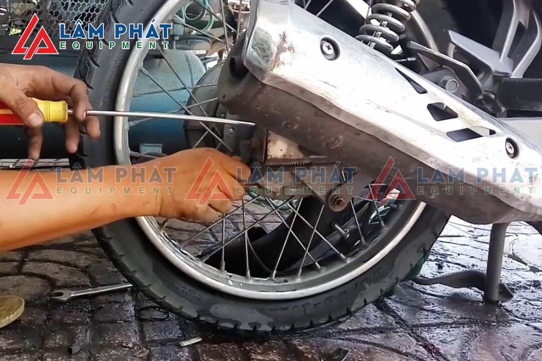 Chi phí thay săm xe máy và lốp xe tại cửa hàng sửa chữa