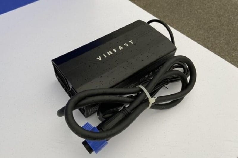 Chi tiết cổng kết nối sạc pin cho xe máy điện VinFast Evo200 Lite tại nhà