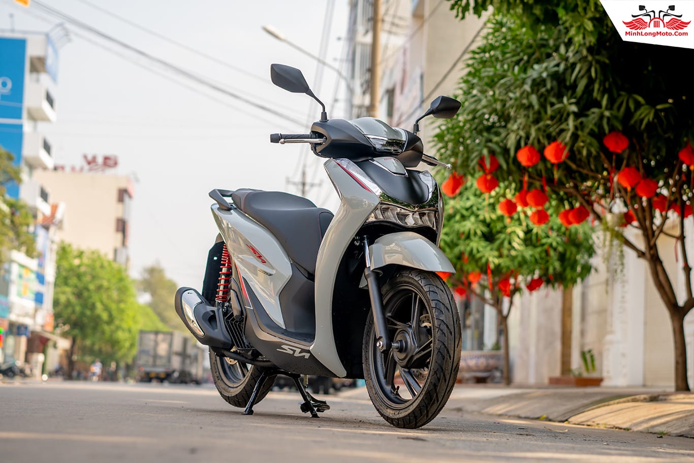 Chi tiết đầu đèn sắc sảo của xe tay ga nam Honda SH160i phiên bản màu xám.