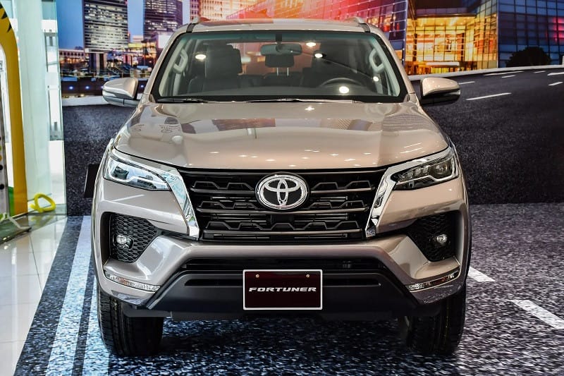 Chi tiết đầu xe Fortuner với lưới tản nhiệt mới