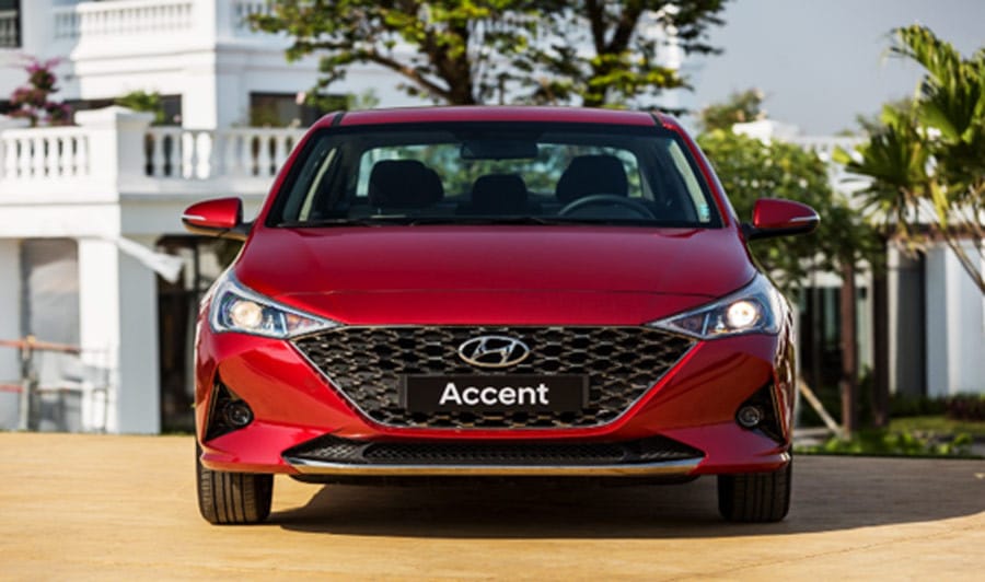 Chi tiết đầu xe Hyundai Accent 2023 với lưới tản nhiệt gai góc và cụm đèn pha sắc nét, khẳng định vị thế của mẫu xe Hyundai Accent