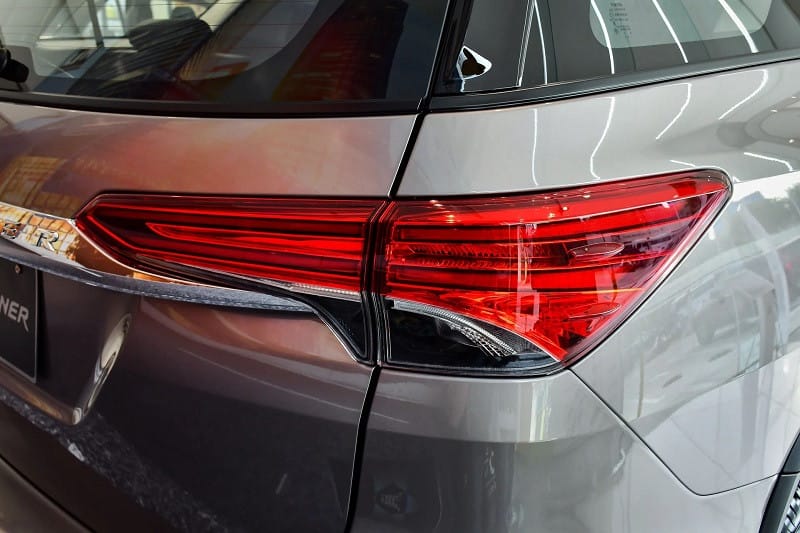 Chi tiết đuôi xe Fortuner nhìn từ góc thấp