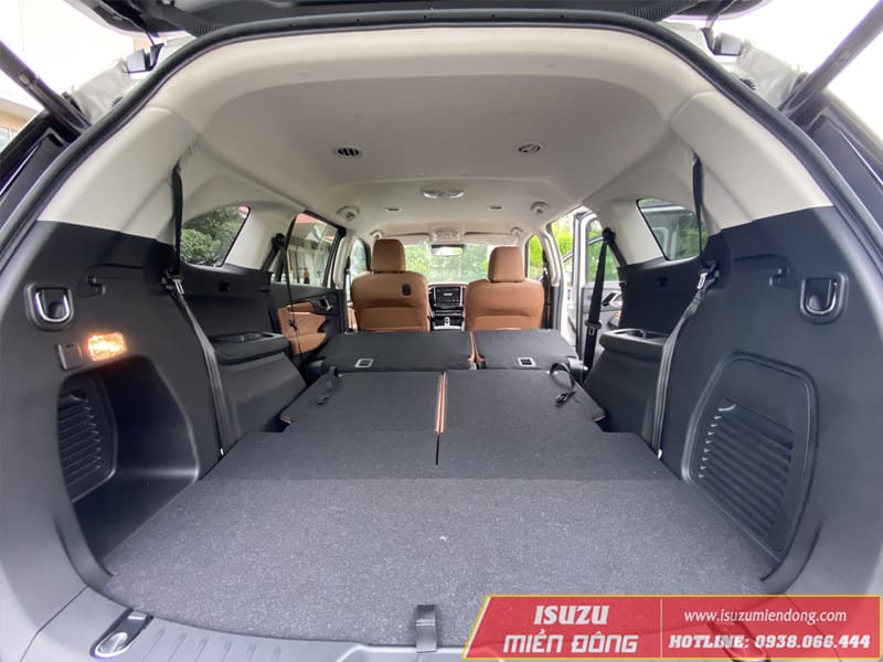 Chi tiết ghế da cao cấp và không gian hàng ghế sau của Isuzu mu-X, phản ánh chất lượng nội thất so với giá xe Isuzu 7 chỗ.
