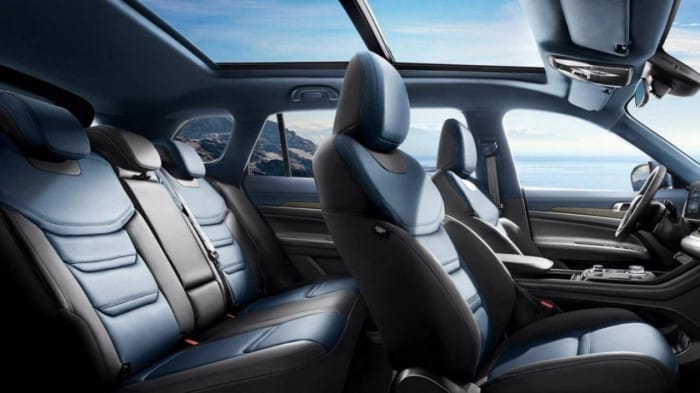 Chi tiết ghế ngồi bọc da và cụm điều khiển trung tâm Ford Territory, thể hiện sự tiện nghi trong thông số kỹ thuật nội thất.